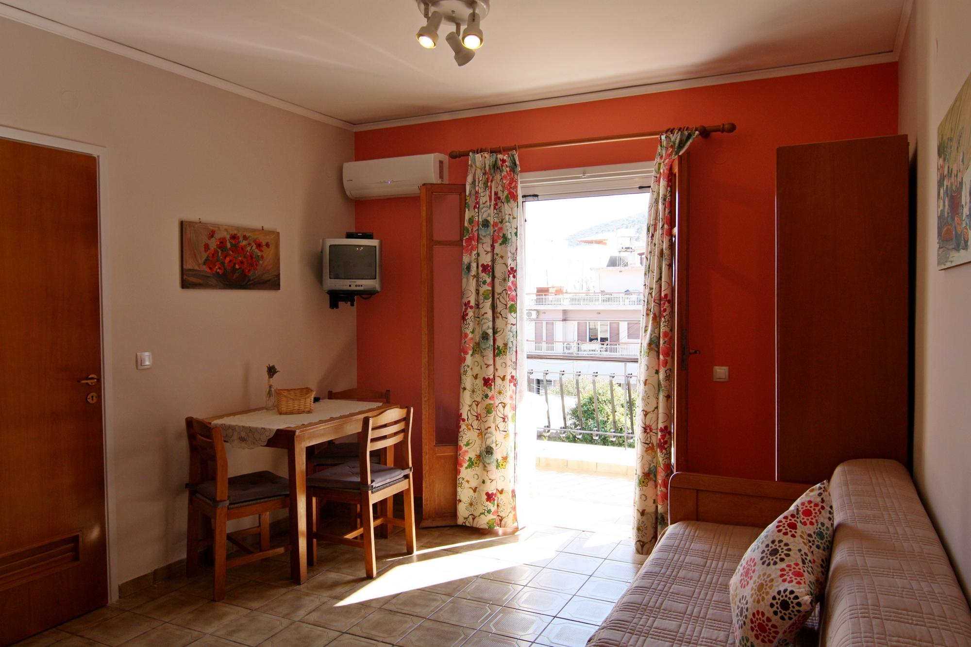Family apartments for summer holidays in tolo